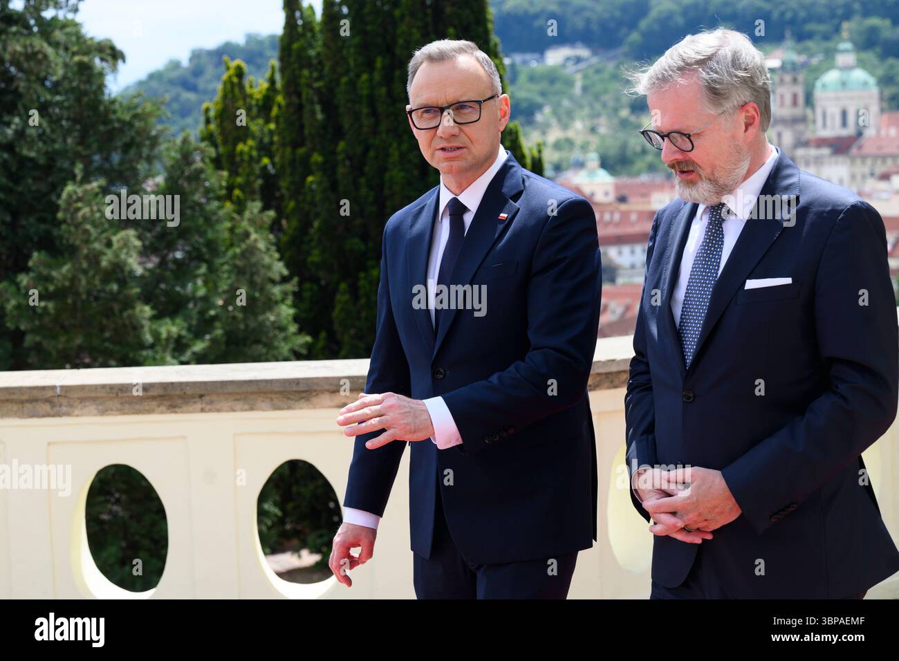 Prag, Tschechische Republik. Juli 2025. Der tschechische Premierminister Petr Fiala (rechts) empfängt den scheidenden polnischen Präsidenten Andrzej Duda am 7. Juli 2025 in der Villa Kramar, Prag, Tschechische Republik. Quelle: Michal Kamaryt/CTK Photo/Alamy Live News Stockfoto