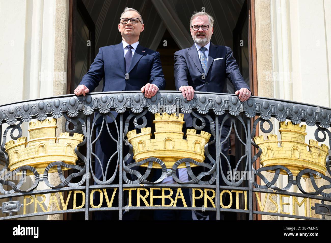 Prag, Tschechische Republik. Juli 2025. Der tschechische Premierminister Petr Fiala (rechts) empfängt den scheidenden polnischen Präsidenten Andrzej Duda am 7. Juli 2025 in der Villa Kramar, Prag, Tschechische Republik. Quelle: Michal Kamaryt/CTK Photo/Alamy Live News Stockfoto