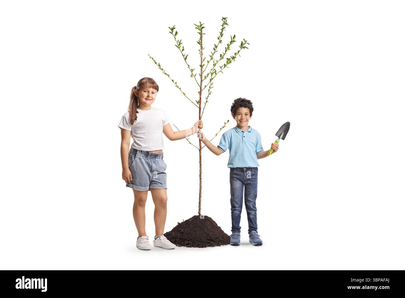 Ganzes Porträt von Kindern, die einen Baum auf weißem Hintergrund Pflanzen Stockfoto