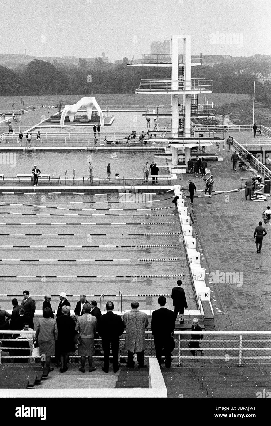 1960er Jahre, Sport, Schwimmen, Westdeutsche Meisterschaften im Juli 1965 in den Grugatherden in Essen-Ruettenscheid, Schwimmbäder, Tauchturm, Deutschland, Essen, Ruhrgebiet, Nordrhein-Westfalen, NRW Stockfoto