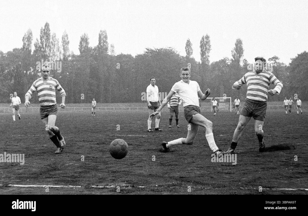 60er Jahre, Betriebssport, Fußball, GHH Gutehoffnungshuette vs. AEG Allgemeine Elektricitaets-Gesellschaft 5-0, 02.10.1965, Volkspark Stadion Sterkrade, Oberhausen, Oberhausen-Sterkrade, Ruhrgebiet, Nordrhein-Westfalen, NRW, Schauplatz des Spiels Stockfoto