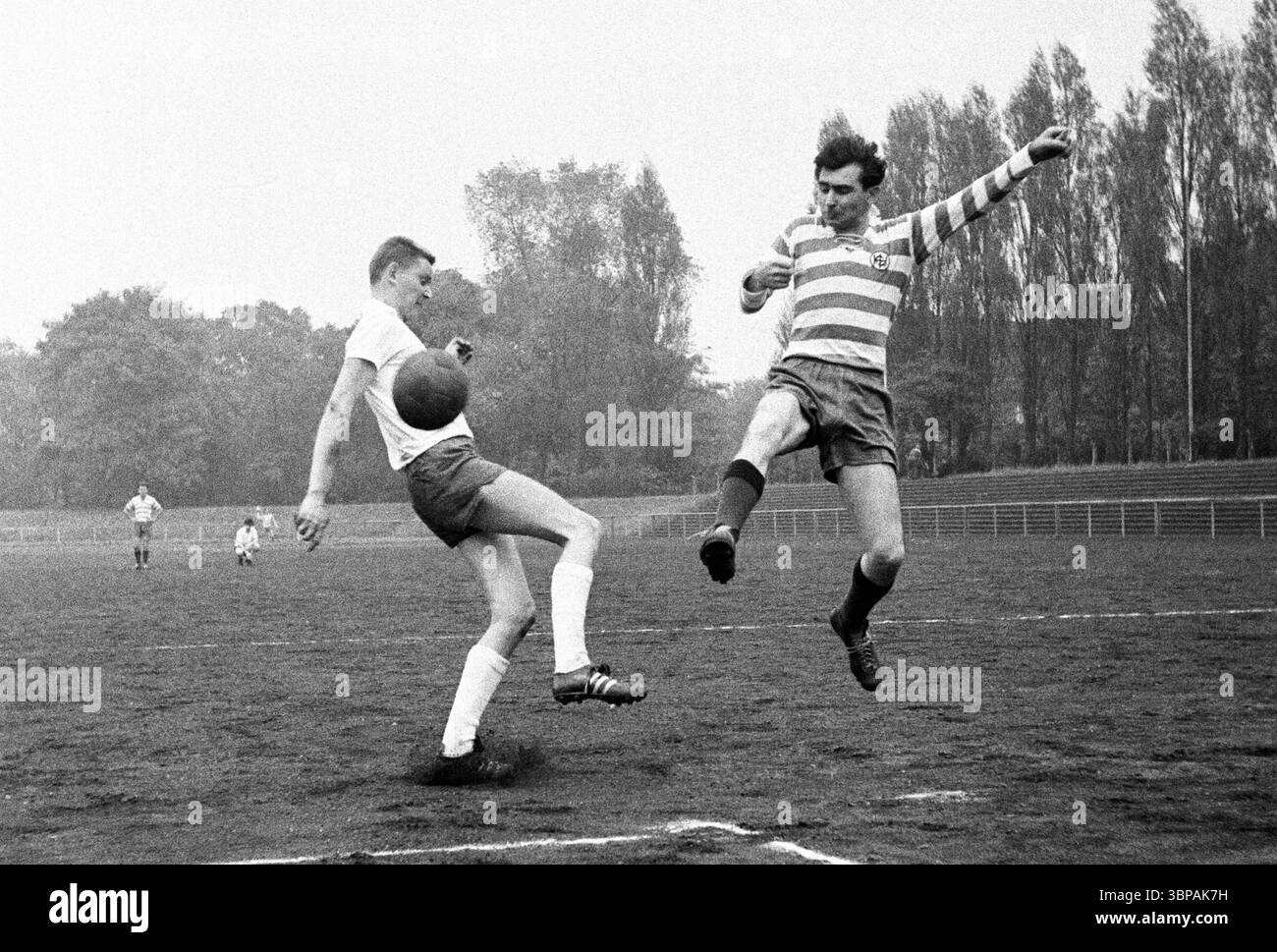 60er Jahre, Betriebssport, Fußball, GHH Gutehoffnungshuette vs. AEG Allgemeine Elektricitaets-Gesellschaft 5-0, 02.10.1965, Volkspark Stadion Sterkrade, Oberhausen, Oberhausen-Sterkrade, Ruhrgebiet, Nordrhein-Westfalen, NRW, Schauplatz des Spiels Stockfoto