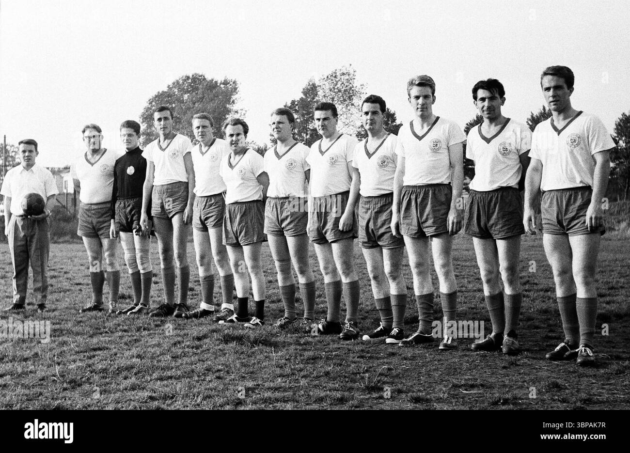 60er Jahre, Firmensport, Fußball, GHH Gutehoffnungshuette, Match Industriebau vs. Stahlbau im September 1965, Oberhausen, Oberhausen-Sterkrade, Ruhrgebiet, Nordrhein-Westfalen, NRW, Teamschuss Stockfoto