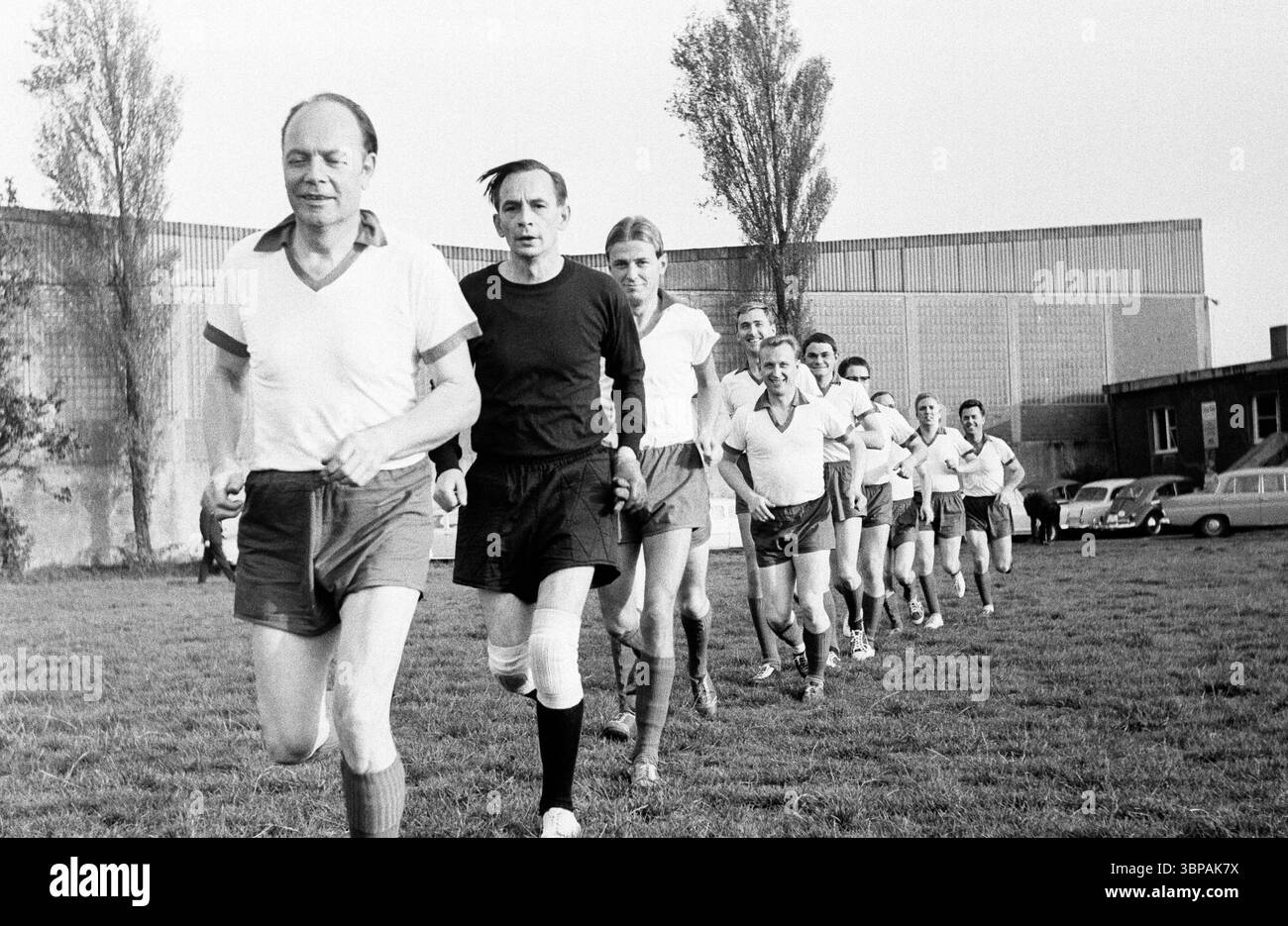 60er Jahre, Firmensport, Fußball, GHH Gutehoffnungshuette, Match Industriebau vs. Stahlbau im September 1965, Oberhausen, Oberhausen-Sterkrade, Ruhrgebiet, Nordrhein-Westfalen, NRW, Team-Running-in Stockfoto