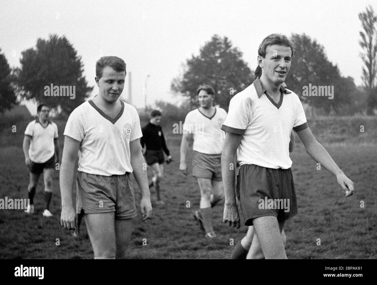 60er Jahre, Firmensport, Fußball, GHH Gutehoffnungshuette, Match Industriebau vs. Stahlbau im September 1965, Oberhausen, Oberhausen-Sterkrade, Ruhrgebiet, Nordrhein-Westfalen, NRW, Ende des Spiels, Spieler verlassen den Spielplatz Stockfoto