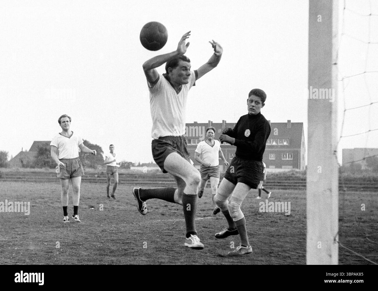 60er Jahre, Firmensport, Fußball, GHH Gutehoffnungshuette, Match Industriebau vs. Stahlbau im September 1965, Oberhausen, Oberhausen-Sterkrade, Ruhrgebiet, Nordrhein-Westfalen, NRW, Schauplatz des Spiels Stockfoto