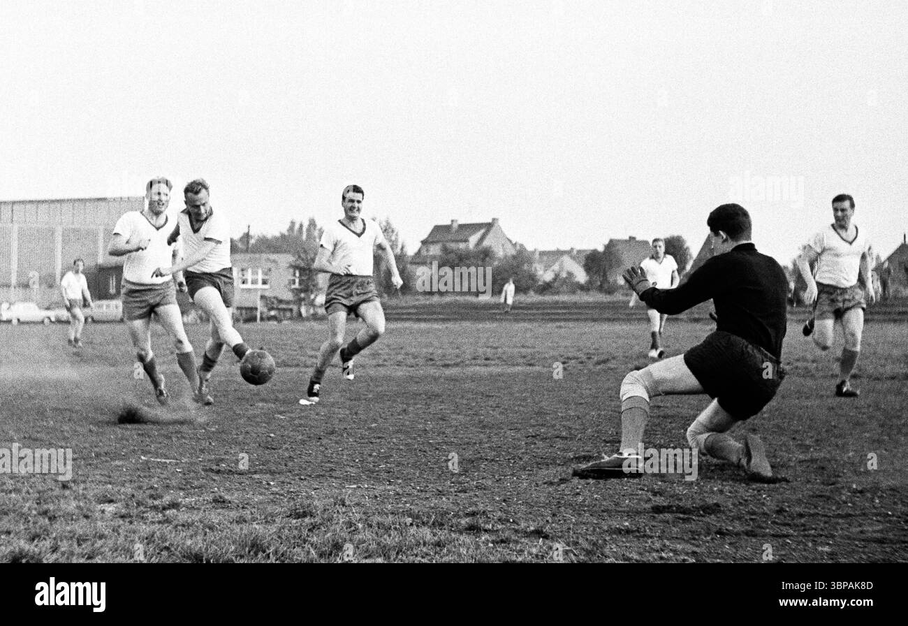 60er Jahre, Firmensport, Fußball, GHH Gutehoffnungshuette, Match Industriebau vs. Stahlbau im September 1965, Oberhausen, Oberhausen-Sterkrade, Ruhrgebiet, Nordrhein-Westfalen, NRW, Schauplatz des Spiels Stockfoto