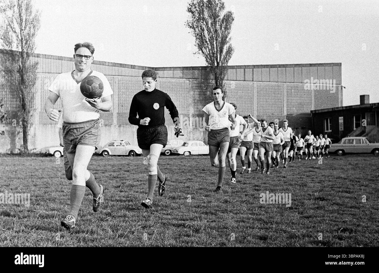 60er Jahre, Firmensport, Fußball, GHH Gutehoffnungshuette, Match Industriebau vs. Stahlbau im September 1965, Oberhausen, Oberhausen-Sterkrade, Ruhrgebiet, Nordrhein-Westfalen, NRW, Team-Running-in Stockfoto