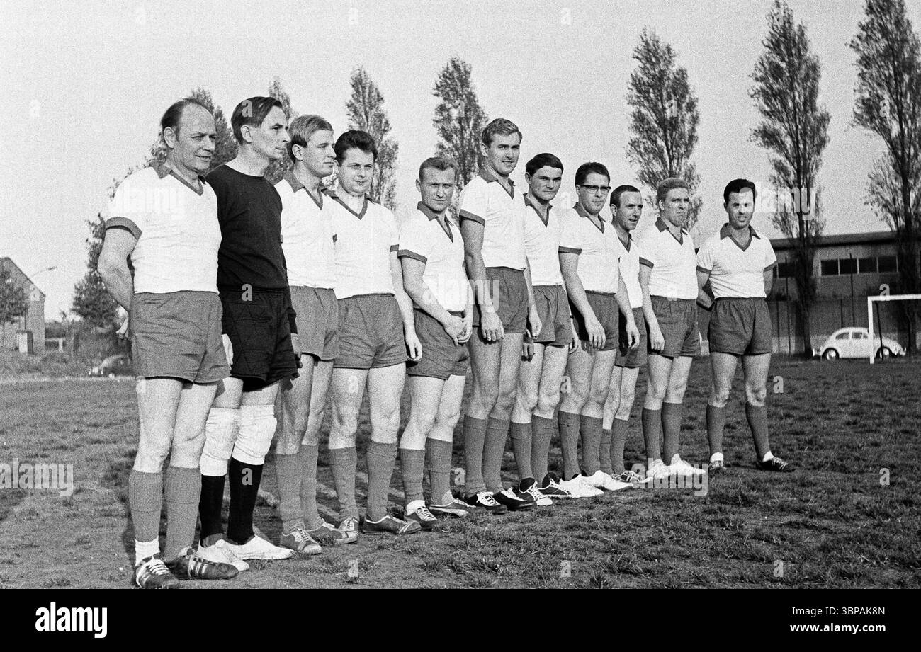 60er Jahre, Firmensport, Fußball, GHH Gutehoffnungshuette, Match Industriebau vs. Stahlbau im September 1965, Oberhausen, Oberhausen-Sterkrade, Ruhrgebiet, Nordrhein-Westfalen, NRW, Teamschuss Stockfoto