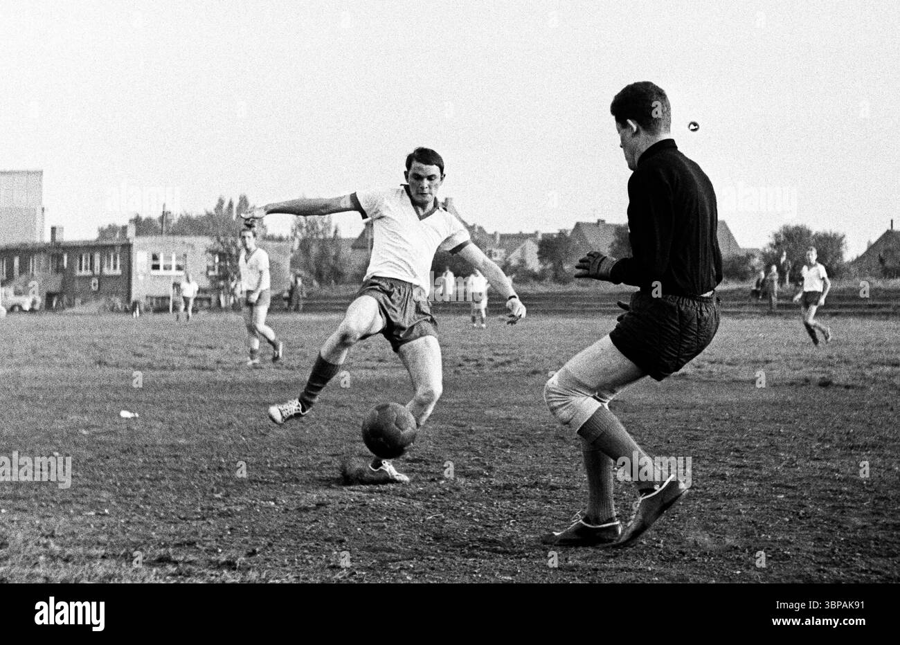 60er Jahre, Firmensport, Fußball, GHH Gutehoffnungshuette, Match Industriebau vs. Stahlbau im September 1965, Oberhausen, Oberhausen-Sterkrade, Ruhrgebiet, Nordrhein-Westfalen, NRW, Schauplatz des Spiels Stockfoto
