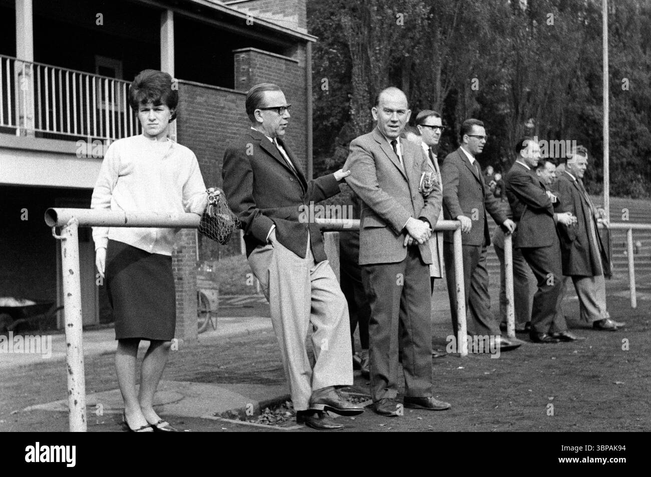 60er Jahre, Betriebssport, Fußball, GHH Gutehoffnungshuette vs. AEG Allgemeine Elektricitaets-Gesellschaft 5-0, 02.10.1965, Volkspark Stadion Sterkrade, Oberhausen, Oberhausen-Sterkrade, Ruhrgebiet, Nordrhein-Westfalen, NRW, Besucher im Stadion Stockfoto
