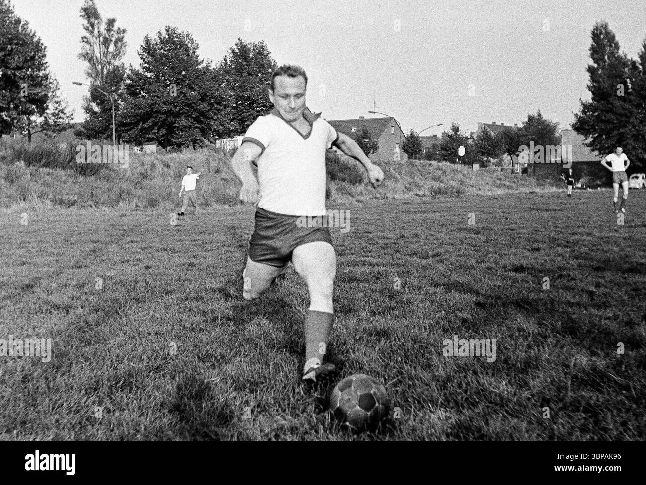 60er Jahre, Firmensport, Fußball, GHH Gutehoffnungshuette, Match Industriebau vs. Stahlbau im September 1965, Oberhausen, Oberhausen-Sterkrade, Ruhrgebiet, Nordrhein-Westfalen, NRW, Schauplatz des Spiels Stockfoto