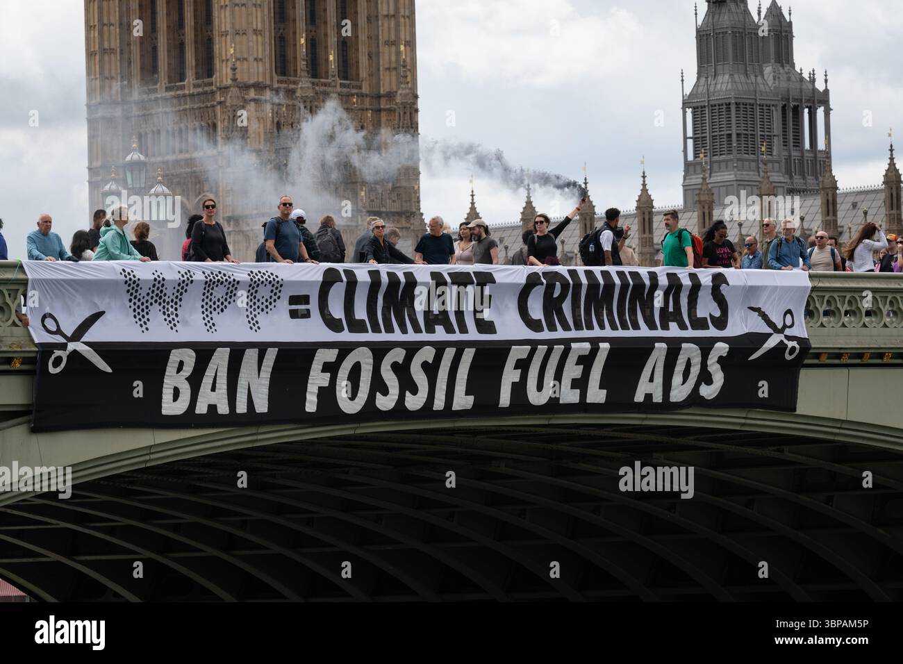 London, Großbritannien. 7. Juli 2025. Klimaaktivisten lassen ein Banner von der Westminster Bridge fallen, mit den Houses of Parliament im Hintergrund, vor einer Debatte der Abgeordneten über eine Petition zum Verbot von Werbung und Sponsoring für fossile Brennstoffe. Die Petition, die vom Naturforscher, Fernsehmoderator und Autor Chris Packham aufgeworfen wurde, erhielt über 100.000 Unterschriften und sagt, dass der fortgesetzte Verbrauch fossiler Brennstoffe mehr Menschen töten wird als das Rauchen, für das 2002 Werbung verboten wurde. Quelle: Ron Fassbender/Alamy Live News Stockfoto