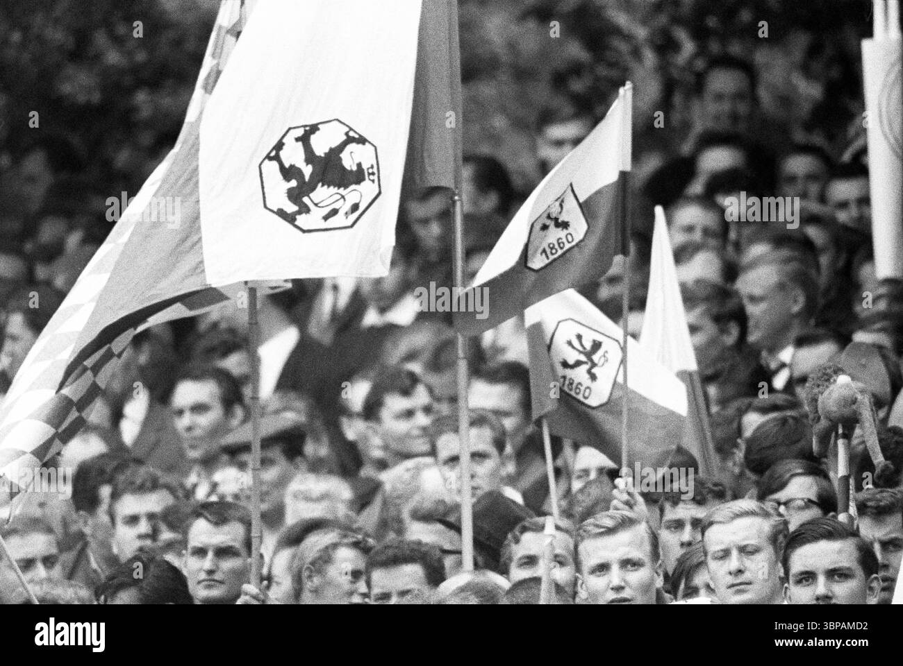 60er Jahre, Sport, Fußball, Bundesliga, 1965/1966, Stadion Rote Erde in Dortmund, BVB Borussia Dortmund vs. TSV 1860 München 0-2, 21.05.1966, Zuschauer und Fußballfans mit Vereinsflaggen von 1860 München im Stadion Stockfoto