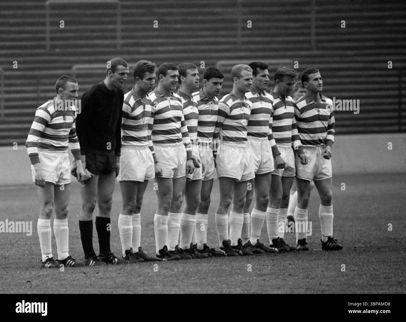 60er Jahre, Sport, Fußball, Bundesliga, 1965/1966, Wedau Stadion Duisburg, Meidericher SV vs. Hannover 96 2-2, 28.05.1966, MSV Team, f.l.t.r. Werner Kraemer, Torwart Manfred Manglitz, Detlef Pirsig, Carl Heinz Ruehl, Ruediger Mielke, Hartmut Heidemann, Rudolf Schmidt, Heinz van Haaren, Manfred Müller, Michael Bella, etwas zu spät zum Schuss ist Werner Lotz (zwischen Müller und Bella) Stockfoto