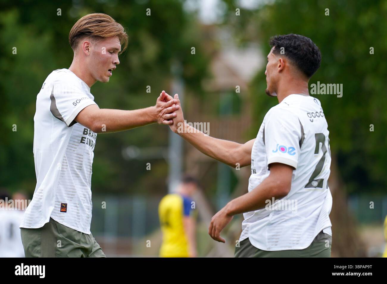 Eindhoven, Niederlande. Juli 2025. EINDHOVEN, NIEDERLANDE - 5. JULI: Joey van den Berg von PSV feiert, nachdem er am 5. Juli 2025 im PSV Campus de Herdgang in Eindhoven das erste Tor des Teams mit Couhaib Driouech von PSV erzielt hat. (Foto von Joris Verwijst/Orange Pictures) Credit: Orange Pics BV/Alamy Live News Stockfoto