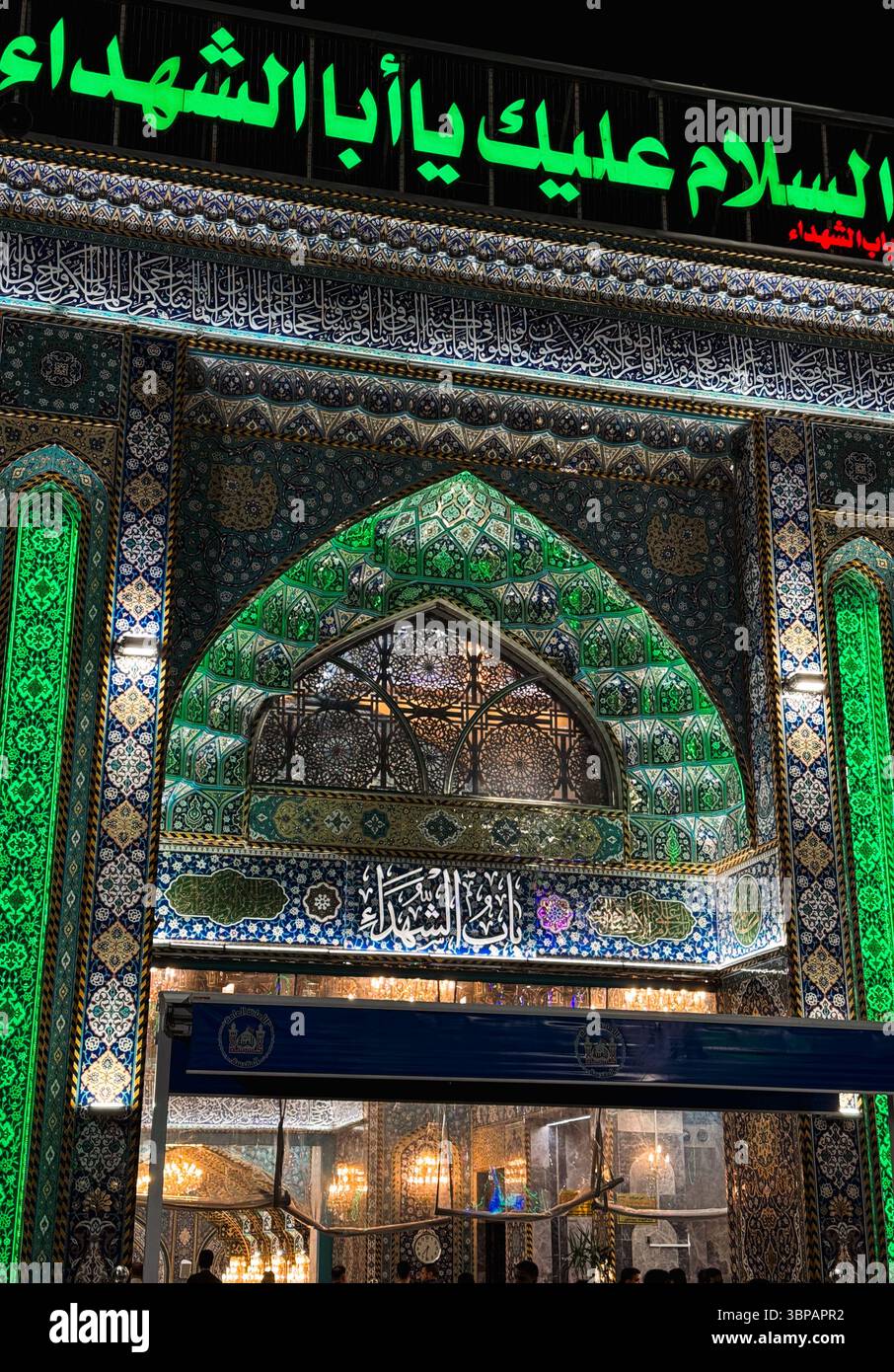 Nachts strahlt der Imam Hussein-Schrein in Karbala mit seiner beleuchteten Architektur Schönheit aus und zieht viele Besucher und Gläubige an. Stockfoto