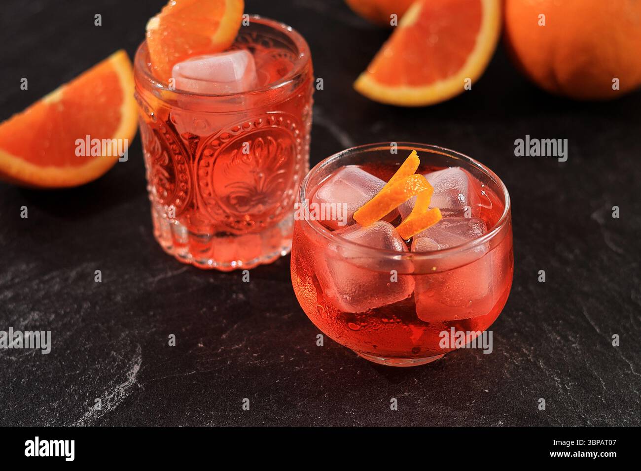 Mezcal Negroni Cocktail auf kleinem Glas, Smoky Italian Aperitivo. Stockfoto