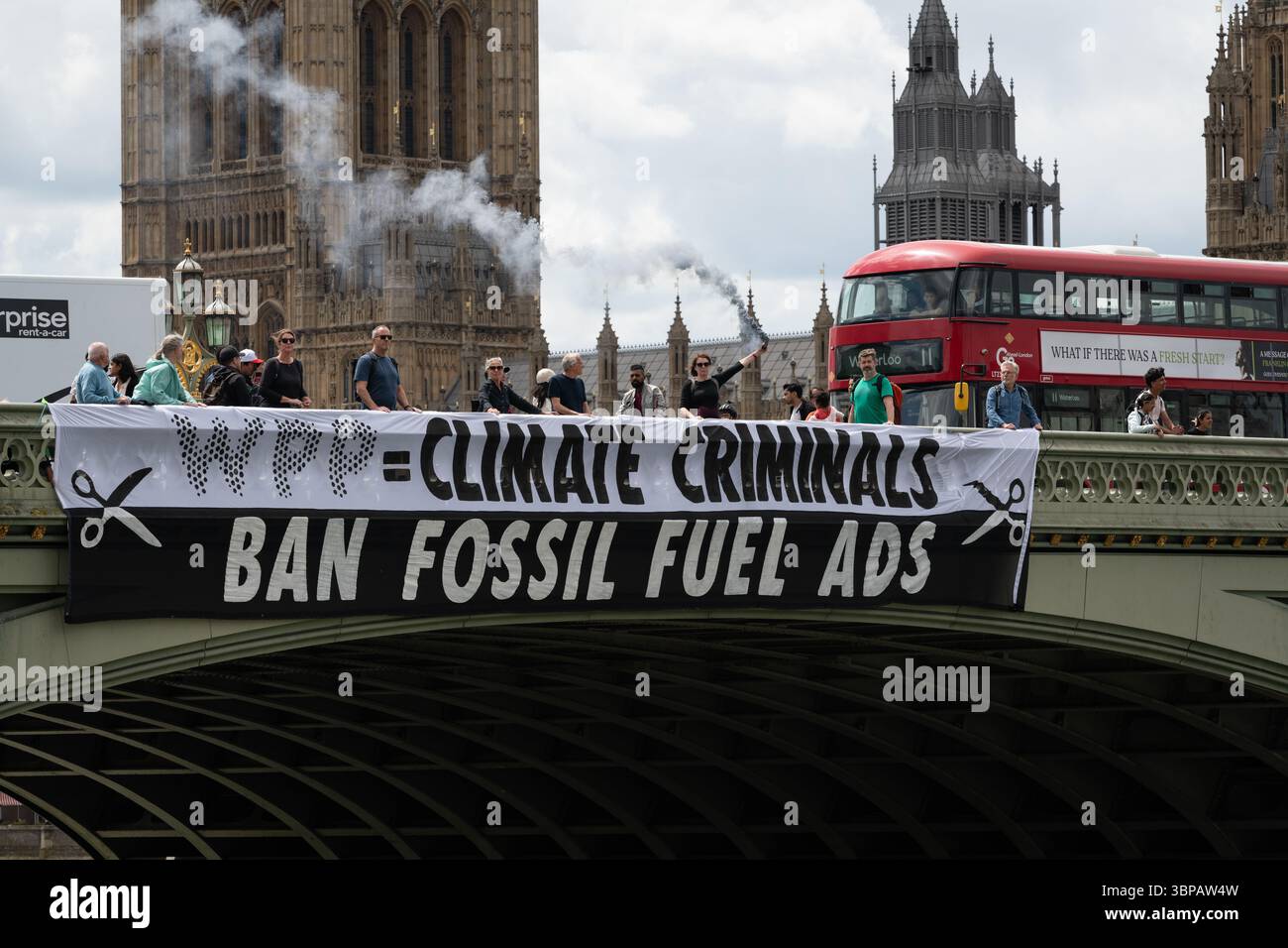 London, Großbritannien. 7. Juli 2025. Klimaaktivisten lassen ein Banner von der Westminster Bridge fallen, mit den Houses of Parliament im Hintergrund, vor einer Debatte der Abgeordneten über eine Petition zum Verbot von Werbung und Sponsoring für fossile Brennstoffe. Die Petition, die vom Naturforscher, Fernsehmoderator und Autor Chris Packham aufgeworfen wurde, erhielt über 100.000 Unterschriften und sagt, dass der fortgesetzte Verbrauch fossiler Brennstoffe mehr Menschen töten wird als das Rauchen, für das 2002 Werbung verboten wurde. Quelle: Ron Fassbender/Alamy Live News Stockfoto