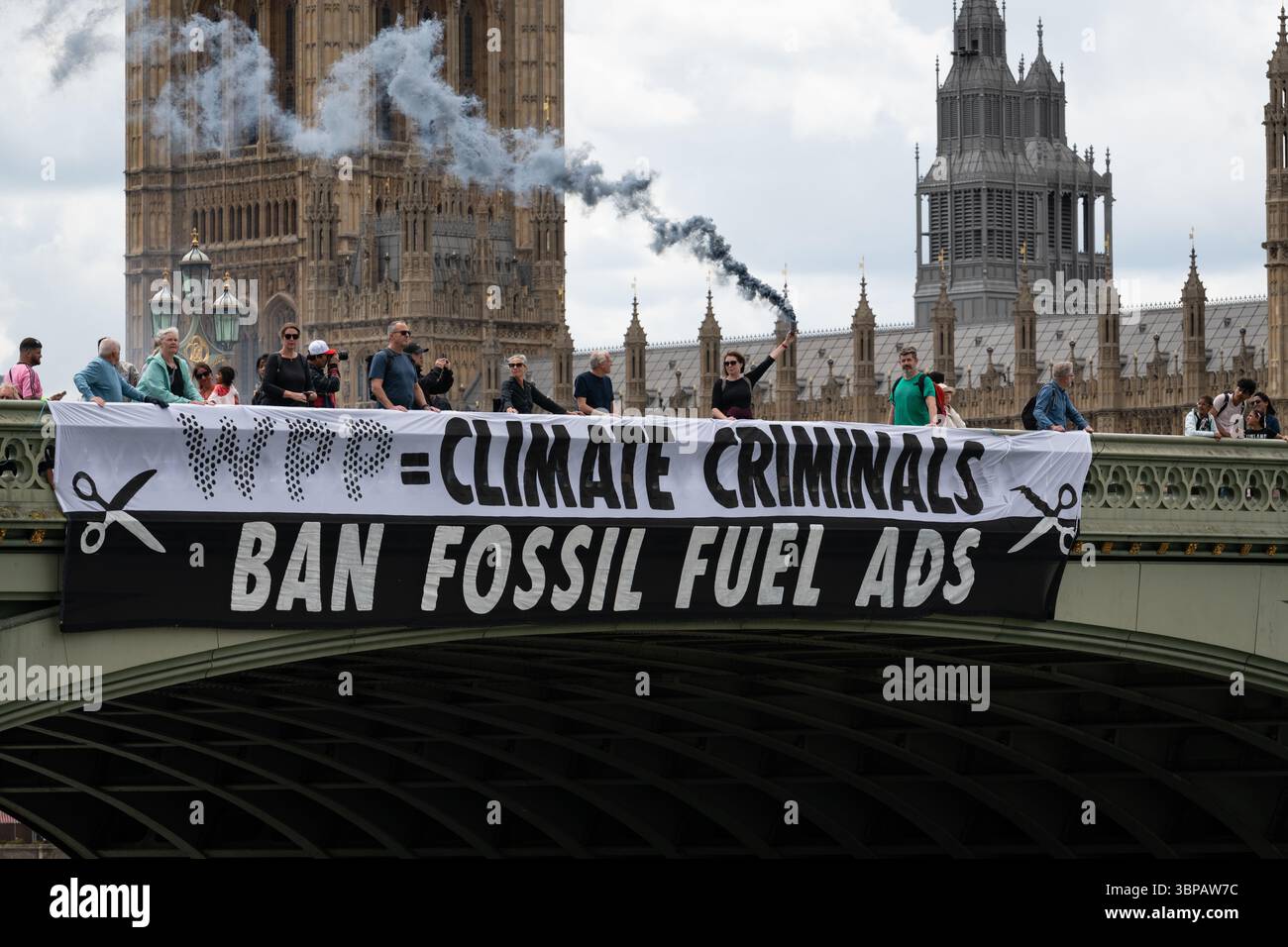 London, Großbritannien. 7. Juli 2025. Klimaaktivisten lassen ein Banner von der Westminster Bridge fallen, mit den Houses of Parliament im Hintergrund, vor einer Debatte der Abgeordneten über eine Petition zum Verbot von Werbung und Sponsoring für fossile Brennstoffe. Die Petition, die vom Naturforscher, Fernsehmoderator und Autor Chris Packham aufgeworfen wurde, erhielt über 100.000 Unterschriften und sagt, dass der fortgesetzte Verbrauch fossiler Brennstoffe mehr Menschen töten wird als das Rauchen, für das 2002 Werbung verboten wurde. Quelle: Ron Fassbender/Alamy Live News Stockfoto