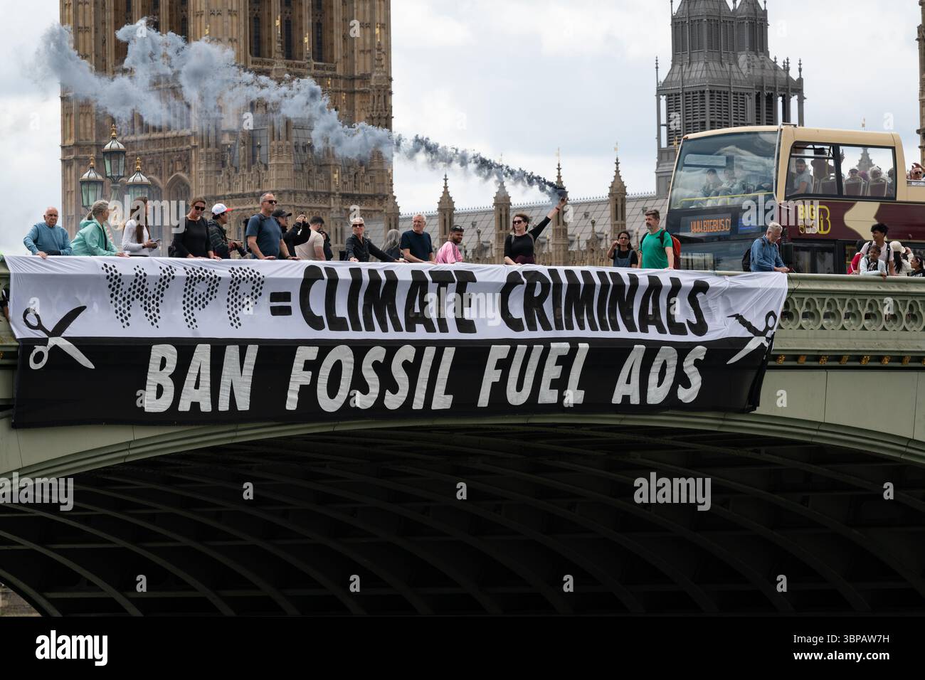 London, Großbritannien. 7. Juli 2025. Klimaaktivisten lassen ein Banner von der Westminster Bridge fallen, mit den Houses of Parliament im Hintergrund, vor einer Debatte der Abgeordneten über eine Petition zum Verbot von Werbung und Sponsoring für fossile Brennstoffe. Die Petition, die vom Naturforscher, Fernsehmoderator und Autor Chris Packham aufgeworfen wurde, erhielt über 100.000 Unterschriften und sagt, dass der fortgesetzte Verbrauch fossiler Brennstoffe mehr Menschen töten wird als das Rauchen, für das 2002 Werbung verboten wurde. Quelle: Ron Fassbender/Alamy Live News Stockfoto