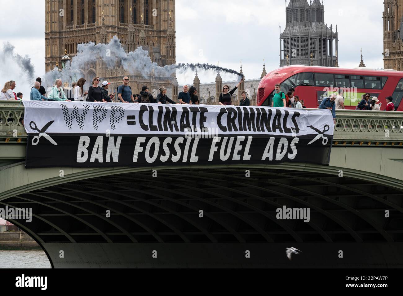 London, Großbritannien. 7. Juli 2025. Klimaaktivisten lassen ein Banner von der Westminster Bridge fallen, mit den Houses of Parliament im Hintergrund, vor einer Debatte der Abgeordneten über eine Petition zum Verbot von Werbung und Sponsoring für fossile Brennstoffe. Die Petition, die vom Naturforscher, Fernsehmoderator und Autor Chris Packham aufgeworfen wurde, erhielt über 100.000 Unterschriften und sagt, dass der fortgesetzte Verbrauch fossiler Brennstoffe mehr Menschen töten wird als das Rauchen, für das 2002 Werbung verboten wurde. Quelle: Ron Fassbender/Alamy Live News Stockfoto