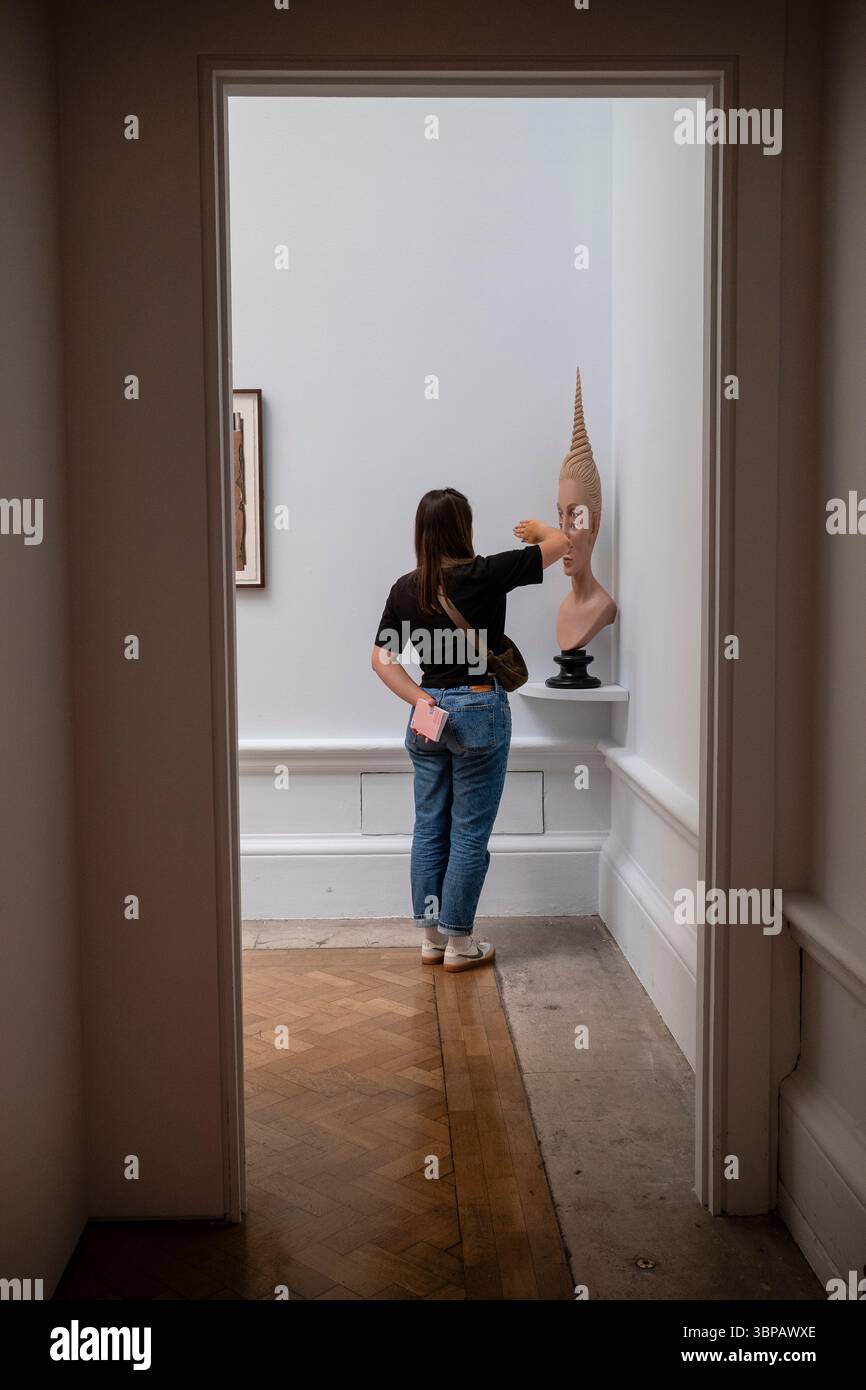 Lulu in the Sky with Diamonds“ Royal Academy Summer Exhibition 2025 Gallery One, von John Humphreys, Women watching On. Stockfoto