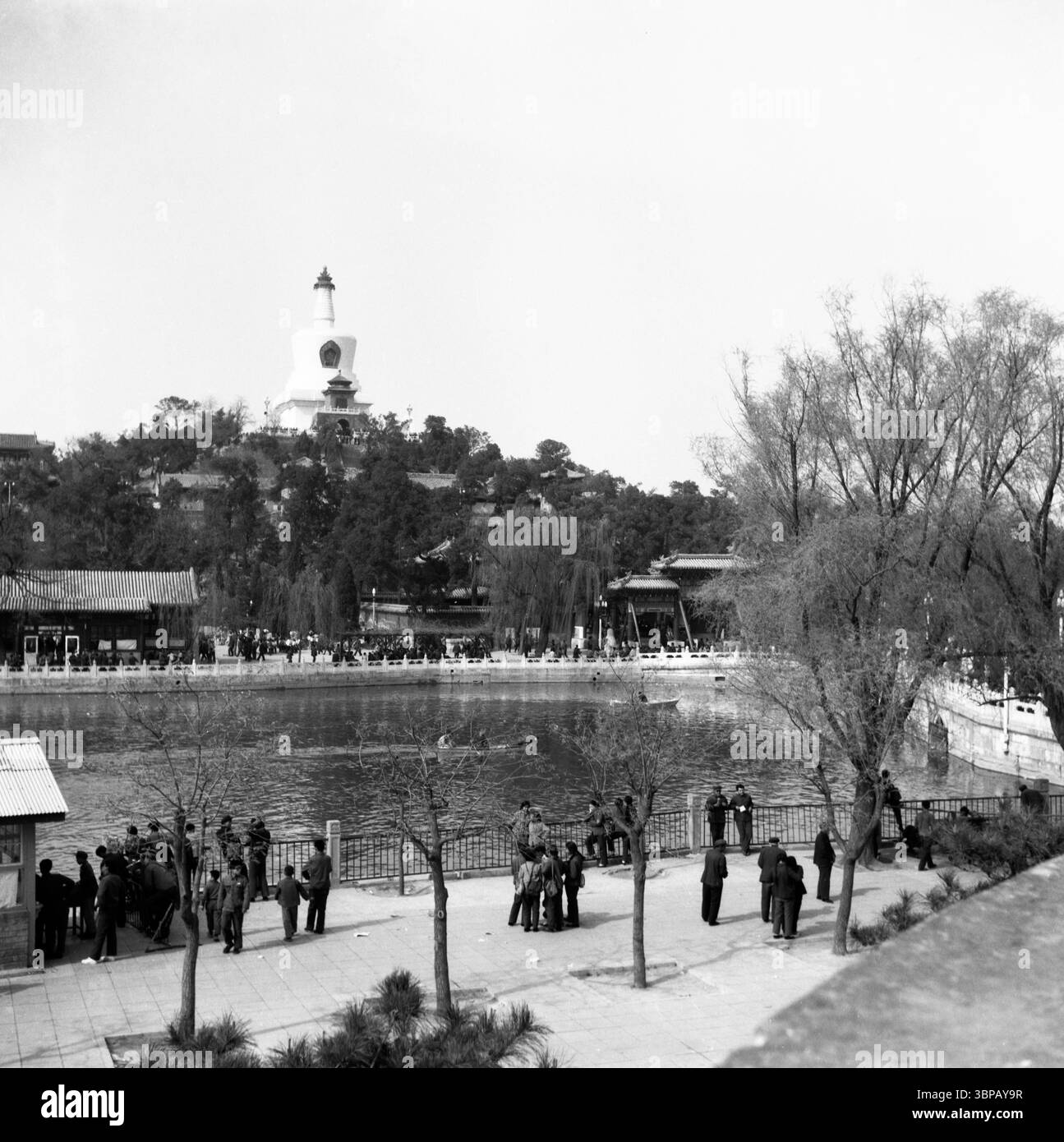 Peking Beihai Park aus den 1970er Jahren White Dagoba mit Blick auf die Seepromenade Stockfoto