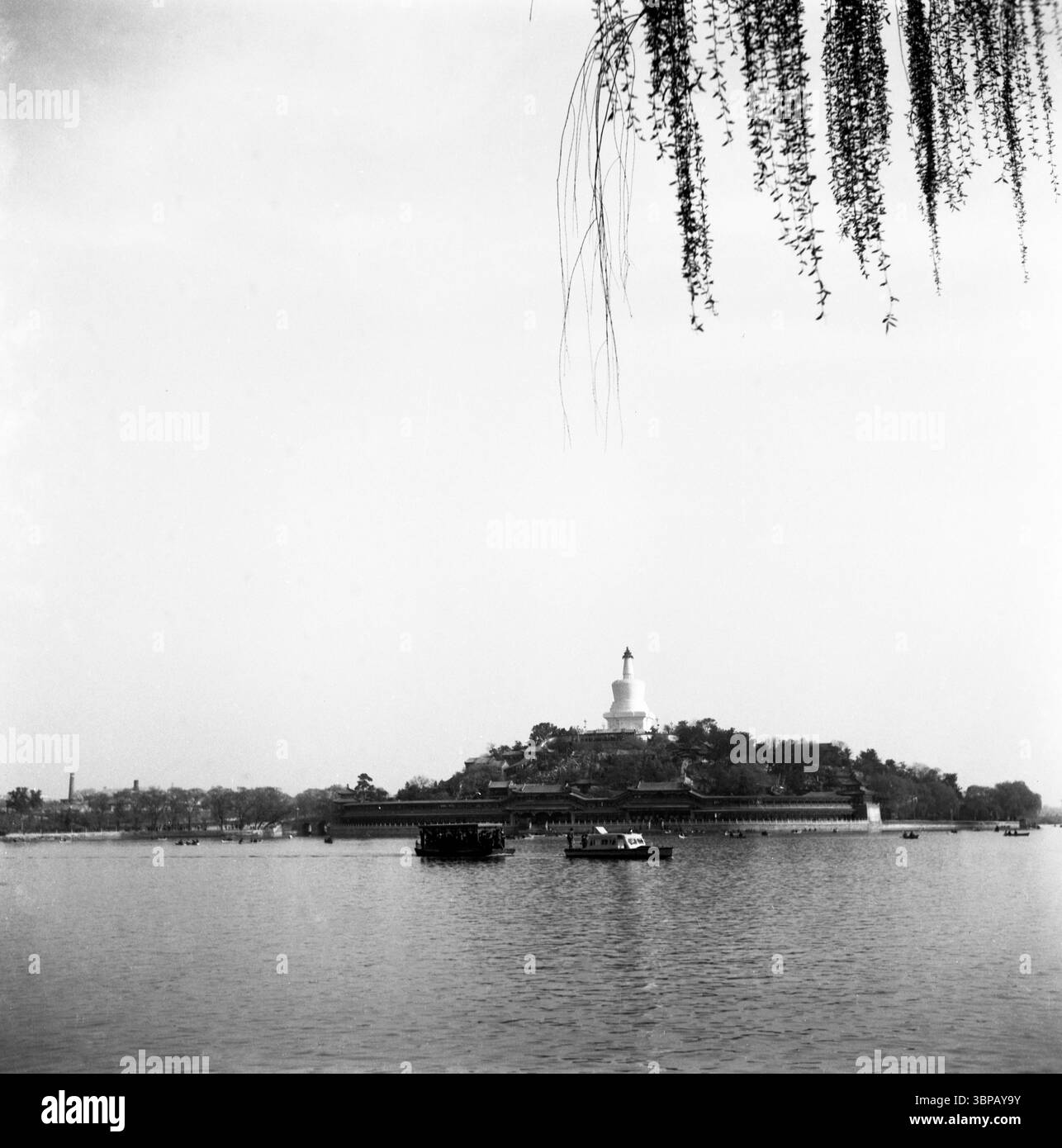 Peking Beihai Park See aus den 1970er Jahren mit White Dagoba und Ruderbooten Stockfoto