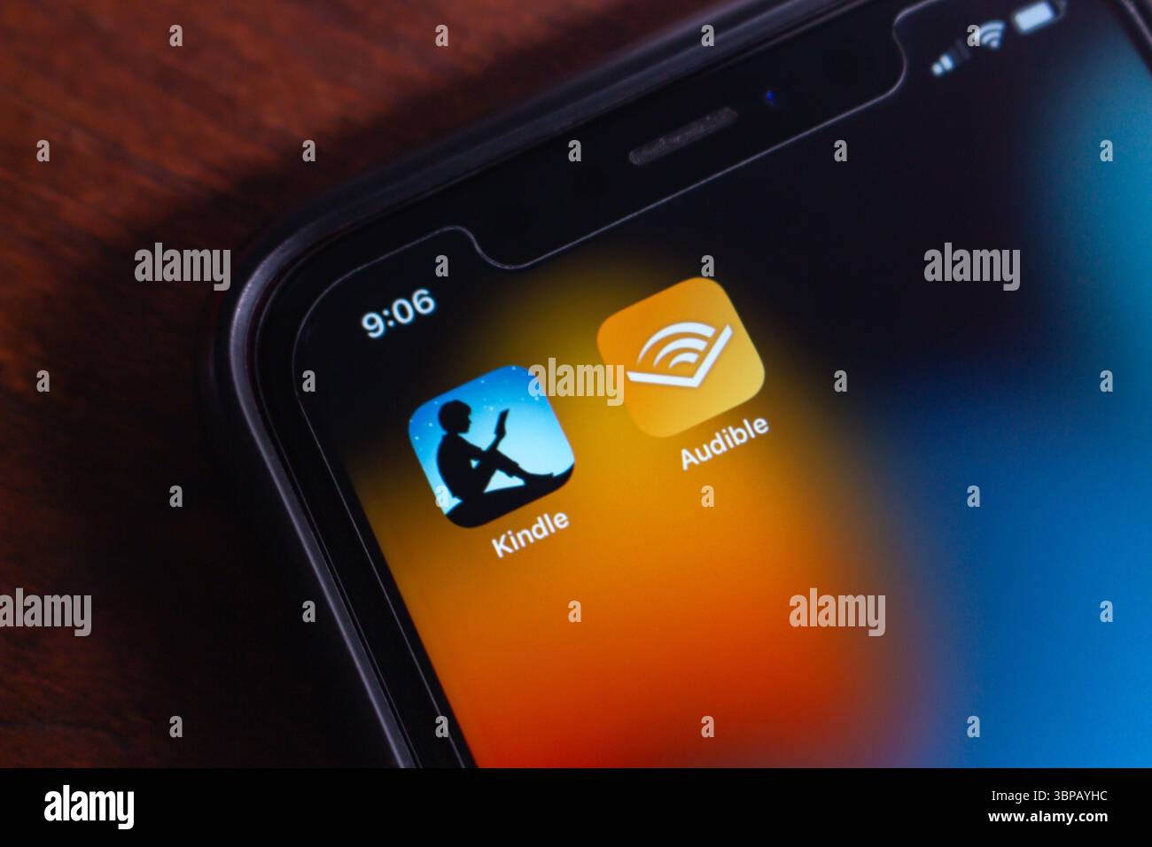 Smartphone-Bildschirm mit Kindle- und Audible App-Symbolen, beliebten Plattformen für E-Books und Hörbücher für mobiles Lesen und Hören. Stockfoto
