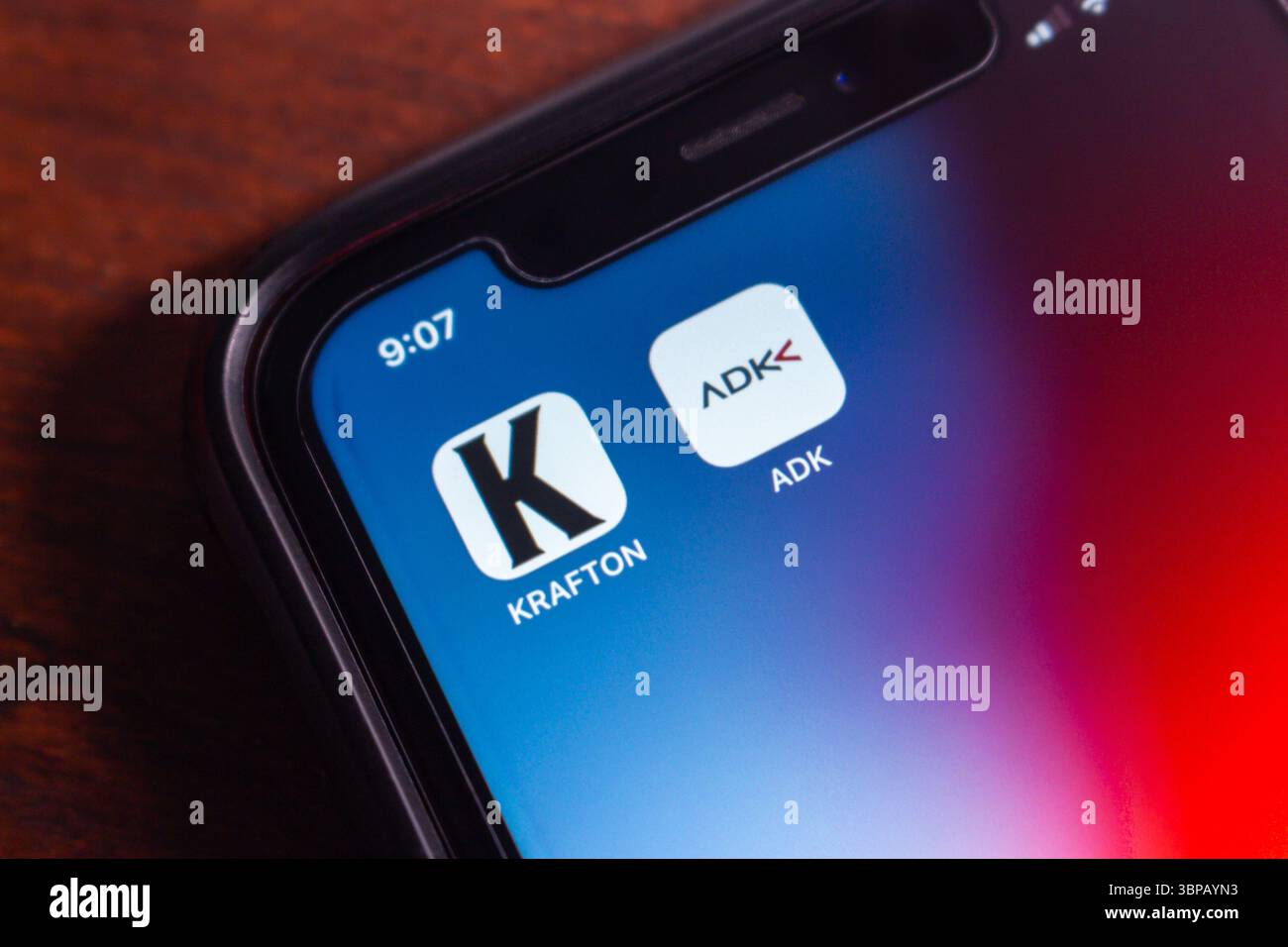 Mexiko-Stadt, MEXIKO - 4. Juli 2025: Nahaufnahme des Smartphone-Bildschirms mit KRAFTON- und ADK-App-Symbolen, die Marken für Spiele und digitale Medien darstellen. Stockfoto