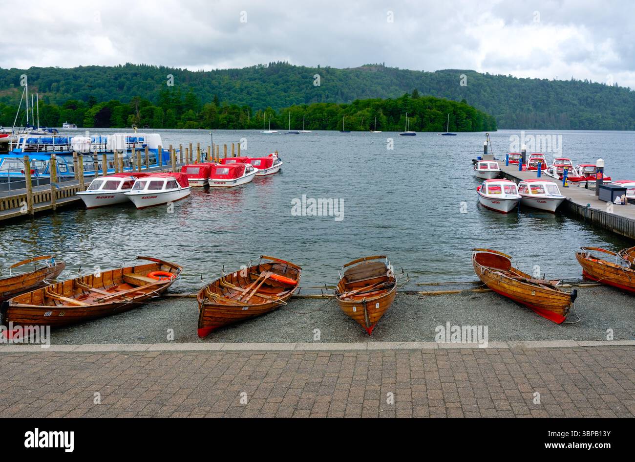 Reihe von Ruderbooten in Bowness, am Ufer des Lake Windemere, leer wegen nassem Wetter Stockfoto