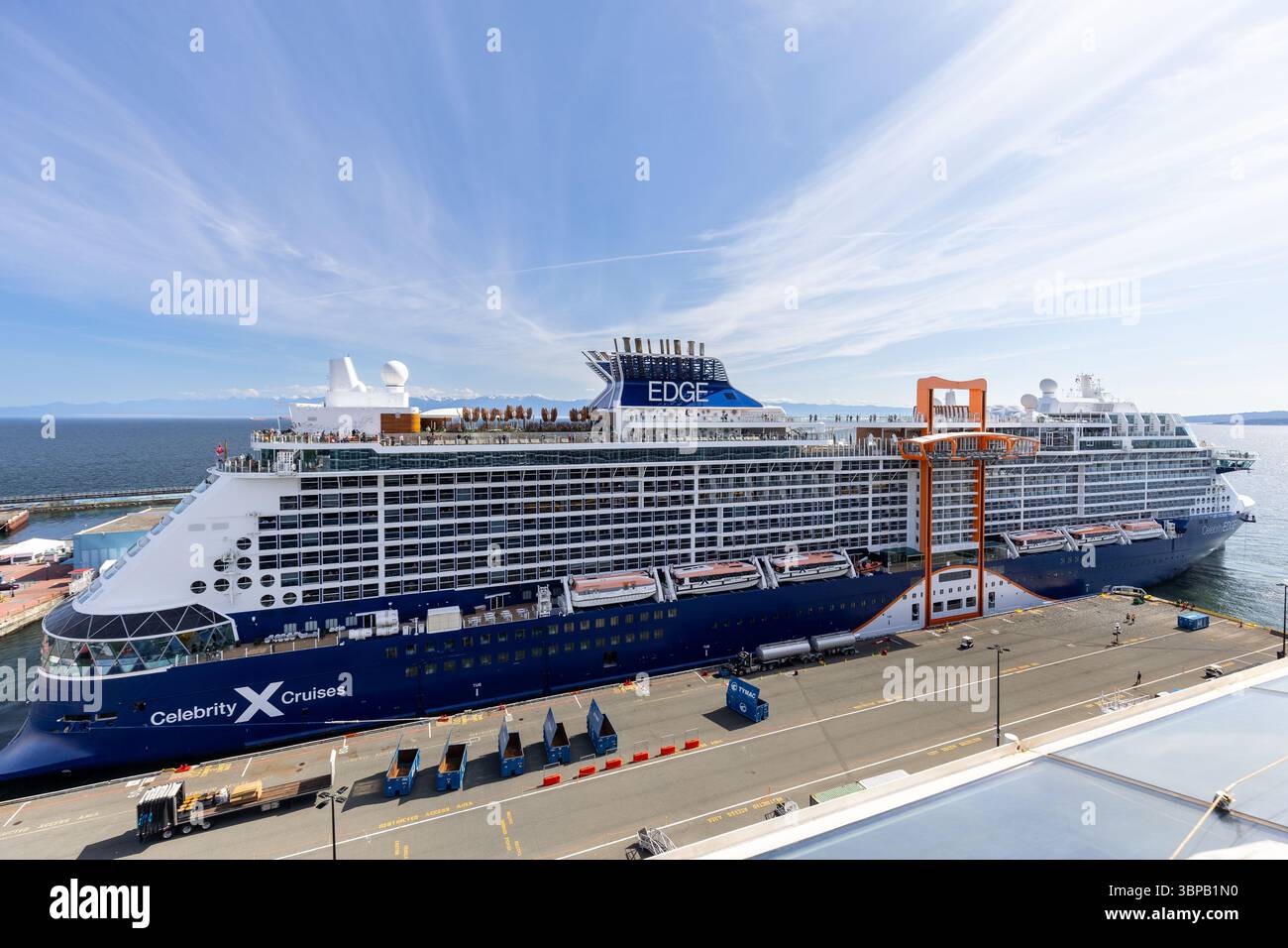 Das Celebrity Cruises Edge Kreuzfahrtschiff hat in Seattle angedockt. Das Schiff ist das erste Schiff ihrer Edge-Linie und bekannt für seine luxuriöse Ausstattung. Stockfoto