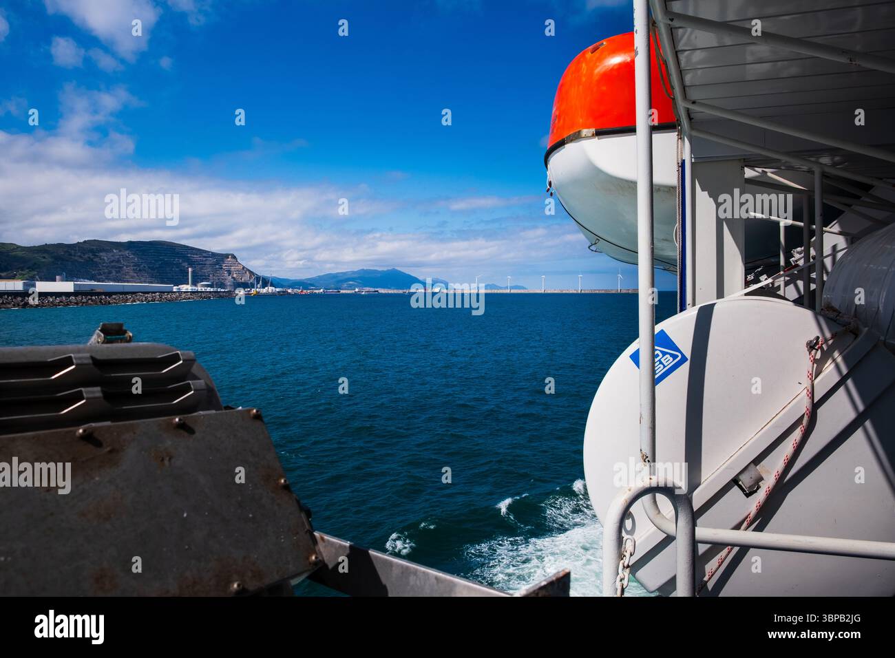 Rettungsboot auf der Fähre Brittany Ferries Galicia, die den Hafen von Bilbao auf der Strecke Bilbao nach Portsmouth verlässt Stockfoto