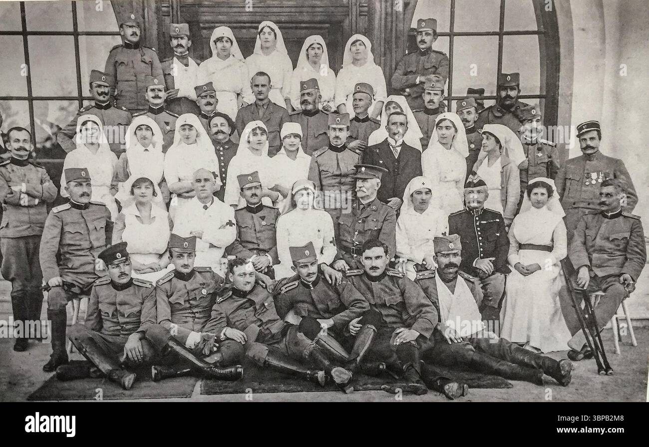 Militärangehörige an der Front von Thessaloniki während des Ersten Weltkriegs, darunter Ärzte, Krankenschwestern und Offiziere, posierten in Uniform in Nordgriechenland, 1916. Stockfoto