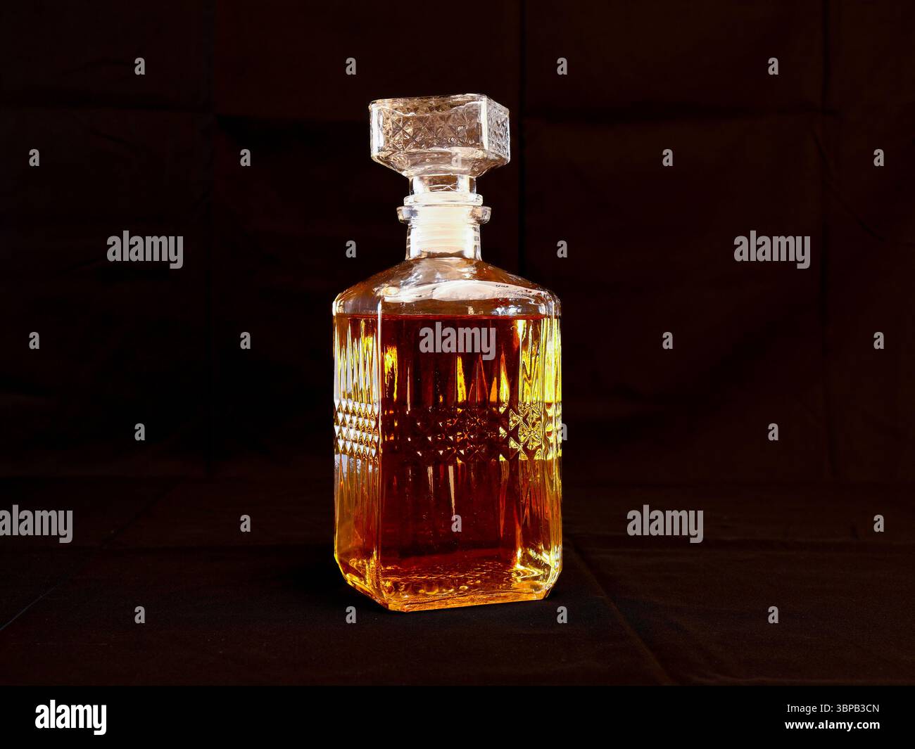 Whiskey, Zigarre, Likör, Brandy, Alkohol, Bernsteingetränk, Glas Whiskey, dunkler Hintergrund, rustikales Holz, Holzsockel, luxuriöser Lifestyle, maskulines Konzept Stockfoto