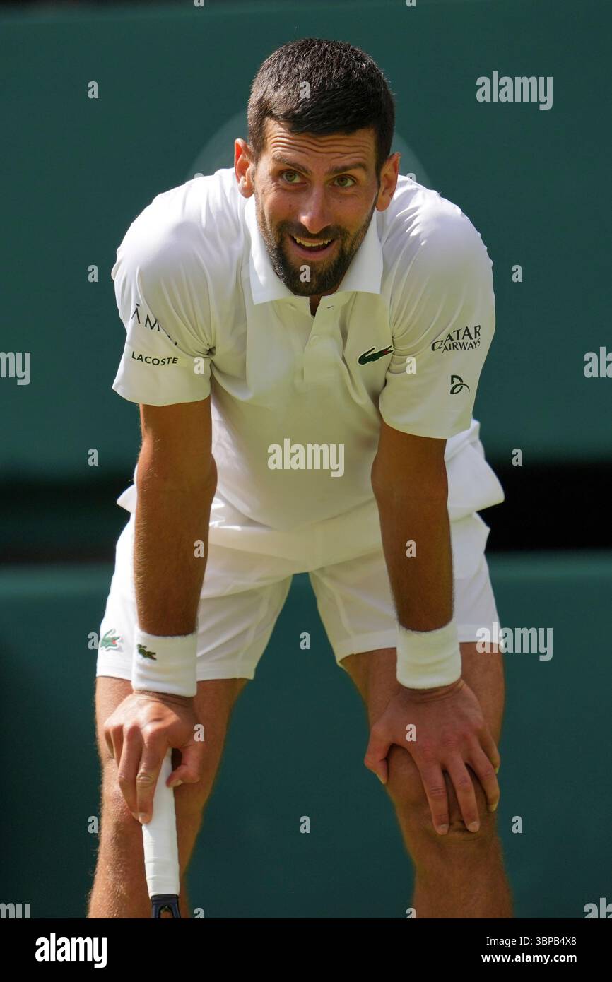 Serbia's Novak Djokovic rests between points as he plays Australia's Alex de Minaur during a fourth round men's singles match at the Wimbledon Tennis Championships in London, Monday, July 7, 2025. (AP Photo/Kin Cheung) Stockfoto