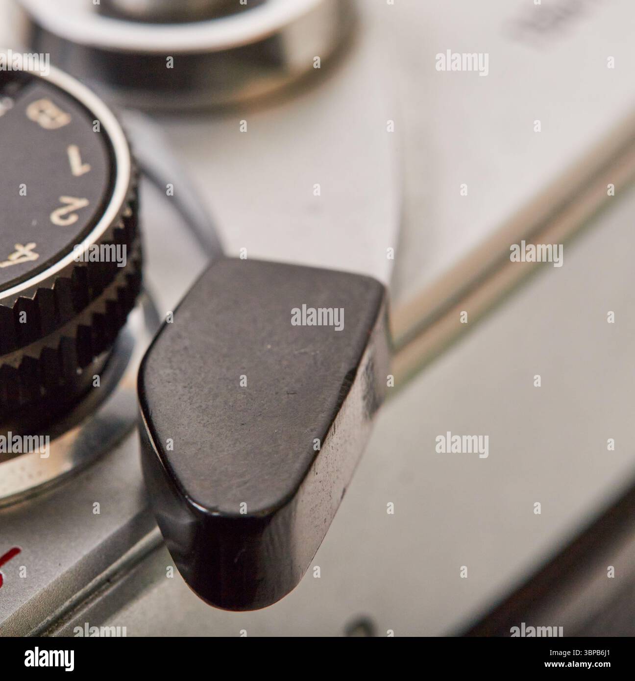 Makroaufnahmen einer alten manuellen 35-mm-Spiegelreflexkamera mit 58-mm-F/1,4-Objektiv Stockfoto