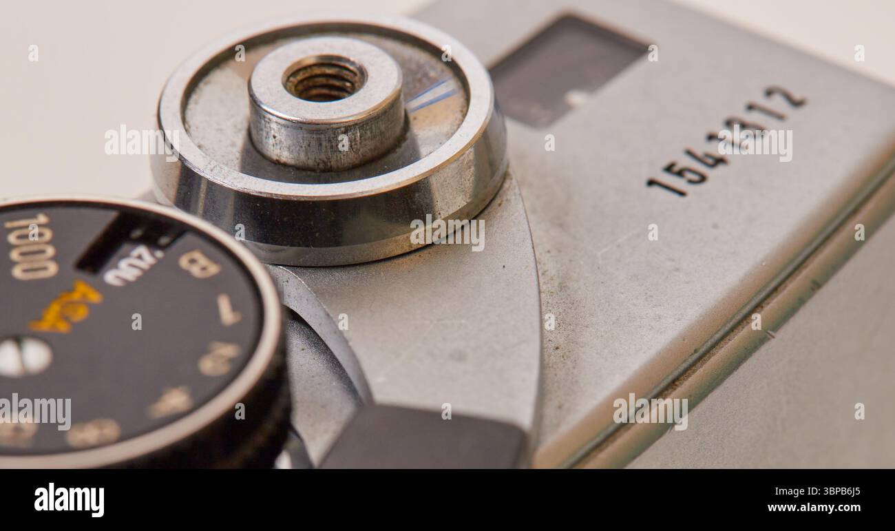 Makroaufnahmen einer alten manuellen 35-mm-Spiegelreflexkamera mit 58-mm-F/1,4-Objektiv Stockfoto