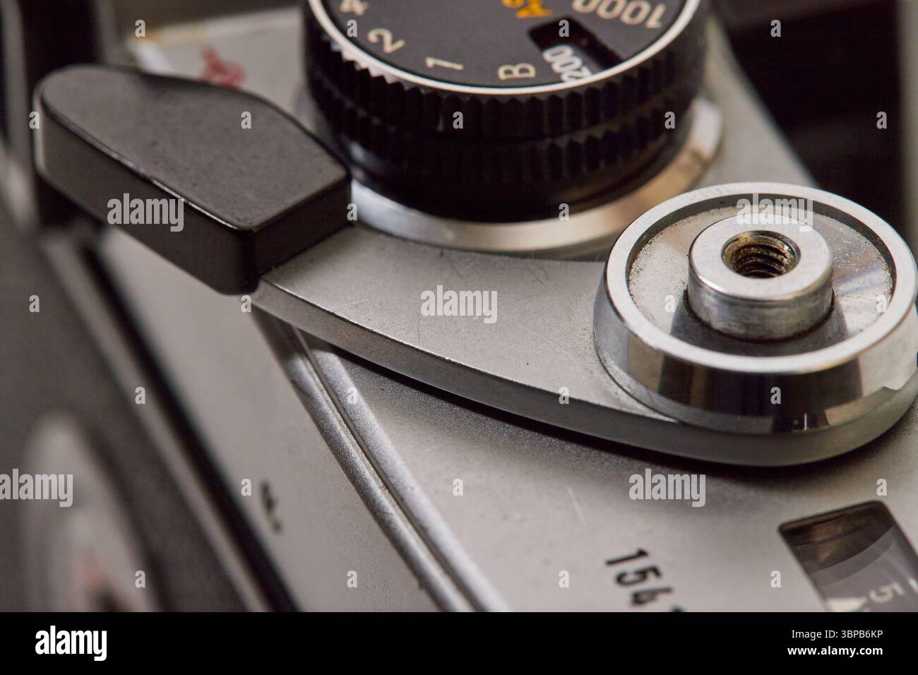 Makroaufnahmen einer alten manuellen 35-mm-Spiegelreflexkamera mit 58-mm-F/1,4-Objektiv Stockfoto