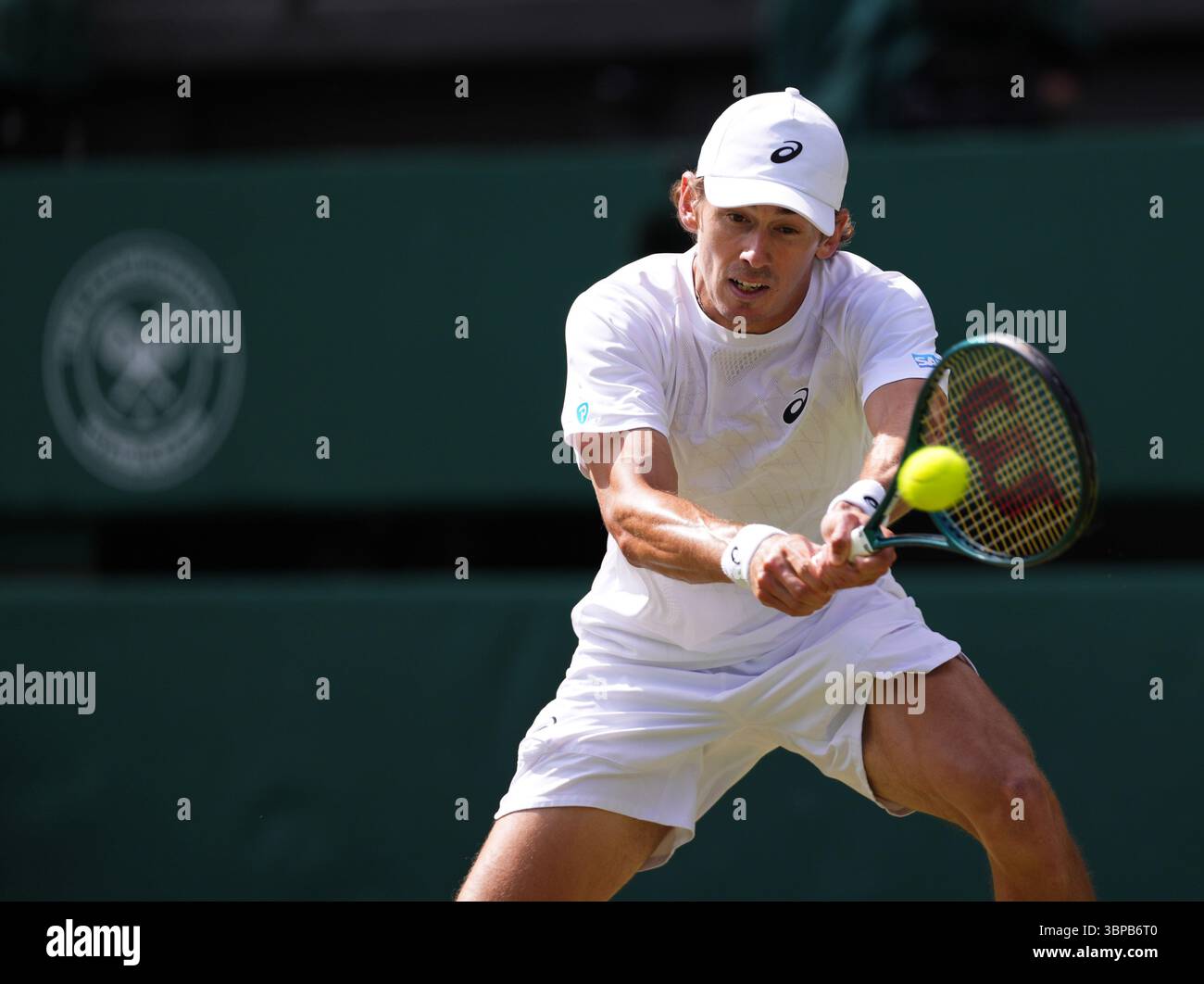 LONDON, ENGLAND - 07. JULI: Alex de Minaur aus Australien spielt am 8. Tag der Meisterschaft Wimbledon 2025 im All England Lawn Tennis and Croquet Club am 7. Juli 2025 in London, England (Foto: MB Media) Credit: MB Media Solutions/Alamy Live News Stockfoto