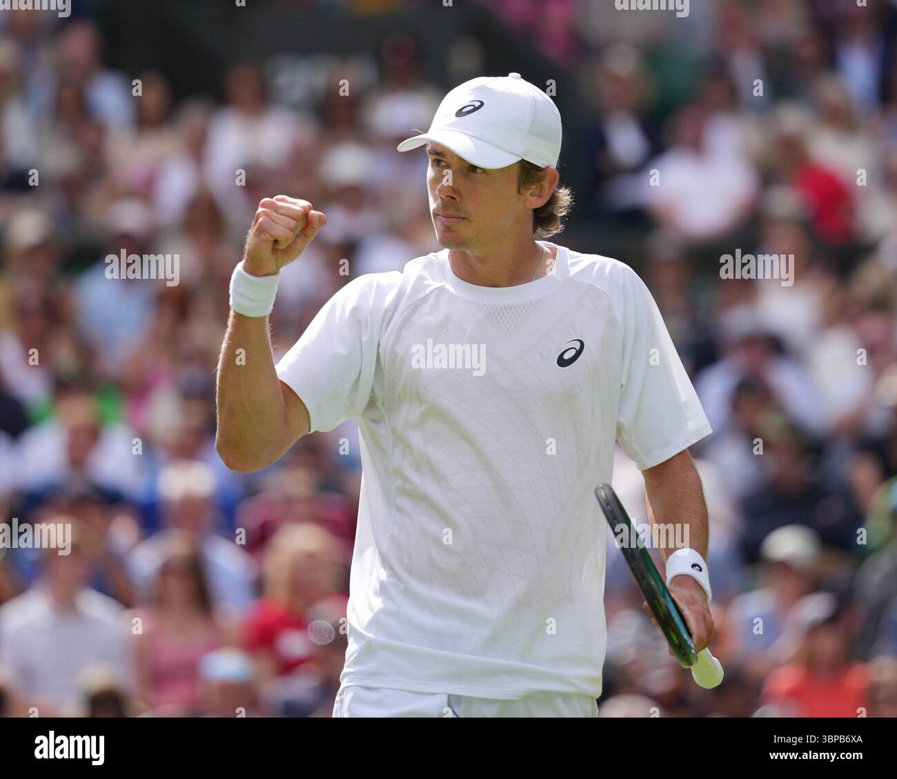 LONDON, ENGLAND - 07. JULI: Alex de Minaur aus Australien feiert am 8. Tag der Meisterschaft Wimbledon 2025 im All England Lawn Tennis and Croquet Club am 07. Juli 2025 in London, England (Foto: MB Media) Credit: MB Media Solutions/Alamy Live News Stockfoto