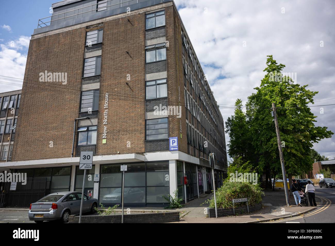 Brentwood Essex; formal eine blühende Marktstadt und Heimat von „The Only Way is Essex“ (TOWIE) wurde von den Einheimischen in den nationalen Medien als „Geisterstadt“ mit einer heruntergekommenen Hauptstraße, Verkehrsstaus und hohen Geschäftsraten beschrieben, die die Gäste aus der Hauptstraße treiben. Wie in vielen verfallenen Städten gibt es auch in der Hauptstraße eine Reihe türkischer Friseur- und Vape-Läden. Es wird berichtet, dass der Rat Brentwood die Verantwortung für irgendeine der festgestellten Probleme abgelehnt hat und der Rat Essex sich für Kommentare entschieden hat. Stockfoto