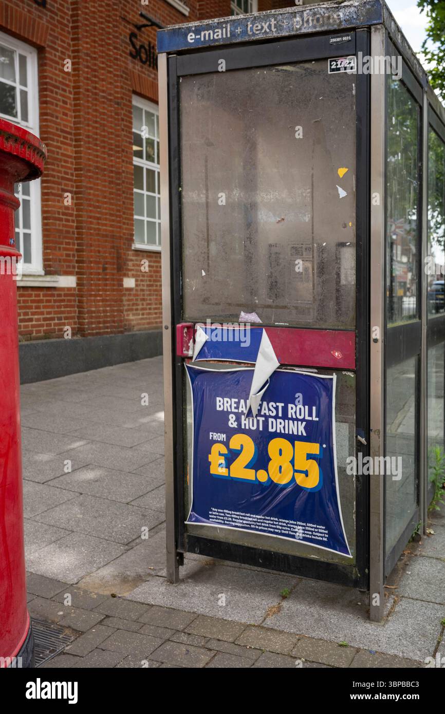 Brentwood Essex; formal eine blühende Marktstadt und Heimat von „The Only Way is Essex“ (TOWIE) wurde von den Einheimischen in den nationalen Medien als „Geisterstadt“ mit einer heruntergekommenen Hauptstraße, Verkehrsstaus und hohen Geschäftsraten beschrieben, die die Gäste aus der Hauptstraße treiben. Wie in vielen verfallenen Städten gibt es auch in der Hauptstraße eine Reihe türkischer Friseur- und Vape-Läden. Es wird berichtet, dass der Rat Brentwood die Verantwortung für irgendeine der festgestellten Probleme abgelehnt hat und der Rat Essex sich für Kommentare entschieden hat. Verfallene Telefonbox in der High Street Stockfoto