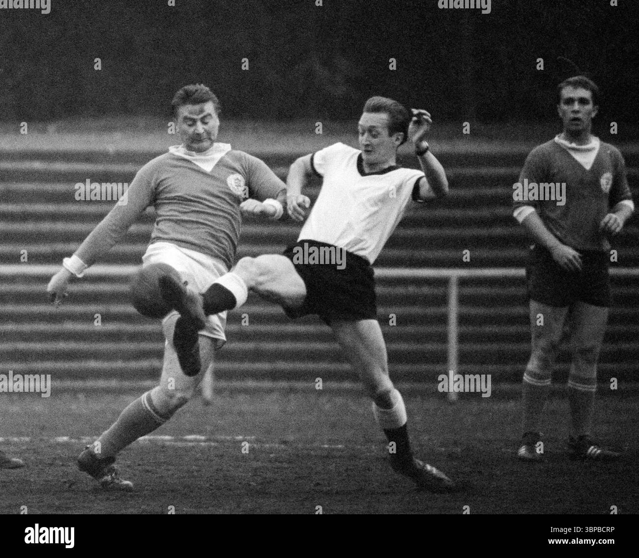 60er Jahre, Firmensport, Fußball, GHH Gutehoffnungshuette, Match Industriebau vs. Maschinenbau 1-5, Volkspark Stadion Sterkrade, Oktober 1966, Oberhausen, Oberhausen-Sterkrade, Ruhrgebiet, Nordrhein-Westfalen, NRW, Schauplatz des Spiels Stockfoto