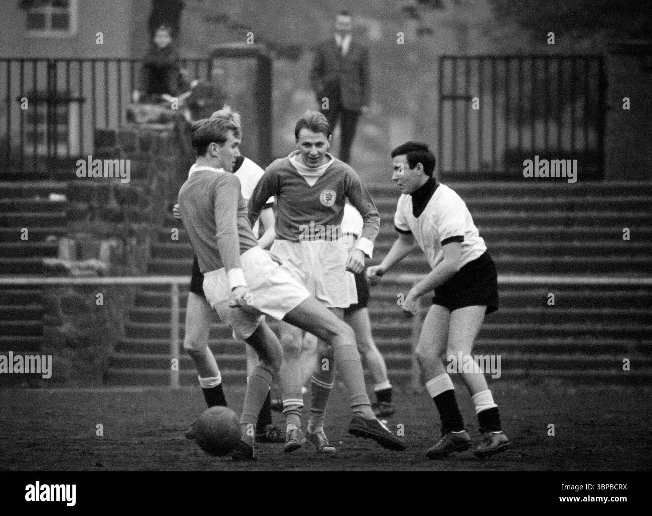 60er Jahre, Firmensport, Fußball, GHH Gutehoffnungshuette, Match Industriebau vs. Maschinenbau 1-5, Volkspark Stadion Sterkrade, Oktober 1966, Oberhausen, Oberhausen-Sterkrade, Ruhrgebiet, Nordrhein-Westfalen, NRW, Schauplatz des Spiels Stockfoto
