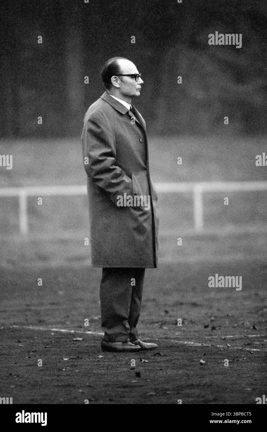 60er Jahre, Firmensport, Fußball, GHH Gutehoffnungshuette, Match Industriebau vs. Maschinenbau 1-5, Volkspark Stadion Sterkrade, Oktober 1966, Oberhausen, Oberhausen-Sterkrade, Ruhrgebiet, Nordrhein-Westfalen, NRW, Bus Industriebau Stockfoto