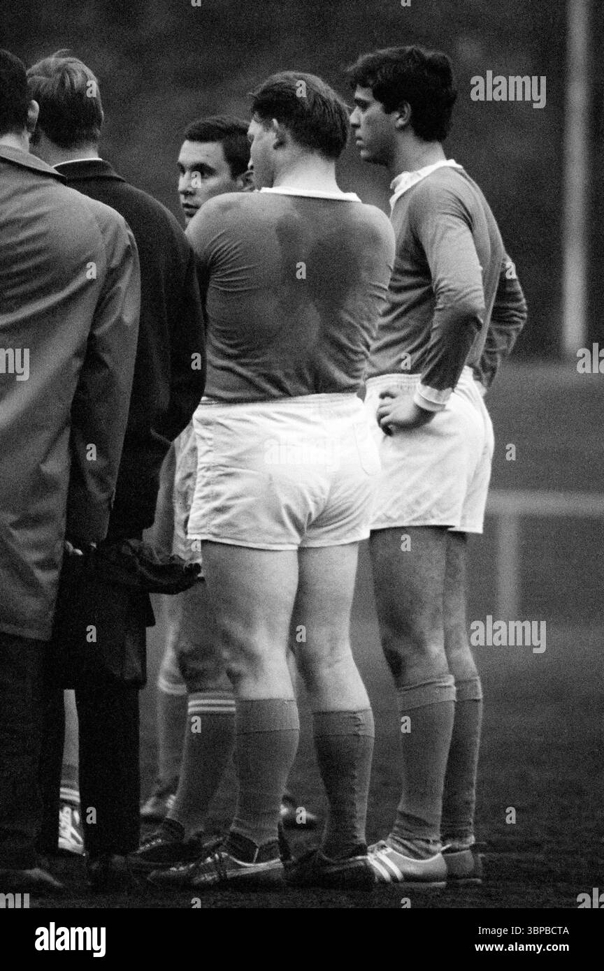 60er Jahre, Firmensport, Fußball, GHH Gutehoffnungshuette, Match Industriebau vs. Maschinenbau 1-5, Volkspark Stadion Sterkrade, Oktober 1966, Oberhausen, Oberhausen-Sterkrade, Ruhrgebiet, Nordrhein-Westfalen, NRW, Halbzeitpause Stockfoto