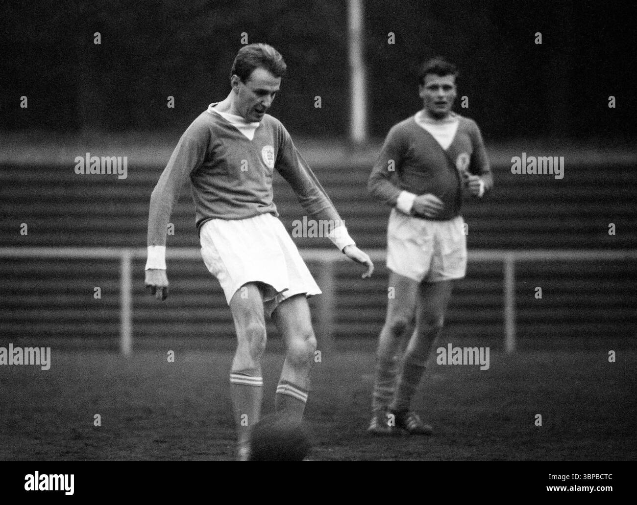 60er Jahre, Firmensport, Fußball, GHH Gutehoffnungshuette, Match Industriebau vs. Maschinenbau 1-5, Volkspark Stadion Sterkrade, Oktober 1966, Oberhausen, Oberhausen-Sterkrade, Ruhrgebiet, Nordrhein-Westfalen, NRW, Schauplatz des Spiels Stockfoto