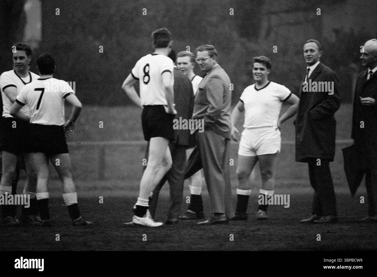 60er Jahre, Firmensport, Fußball, GHH Gutehoffnungshuette, Match Industriebau vs. Maschinenbau 1-5, Volkspark Stadion Sterkrade, Oktober 1966, Oberhausen, Oberhausen-Sterkrade, Ruhrgebiet, Nordrhein-Westfalen, NRW, Halbzeitpause Stockfoto